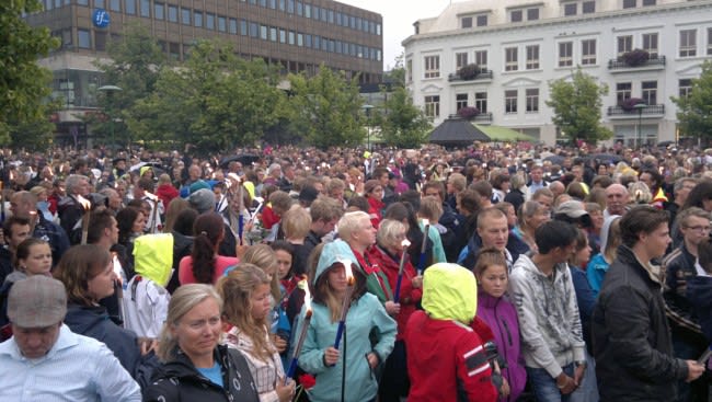 Evil can kill a human being, but never defeat a nation|Ondskap kan drepe et menneske, men aldri beseire et helt folk