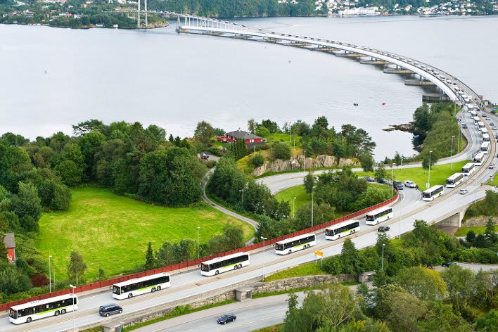 I give up the bus for now|Jeg gir opp bussen inntil videre