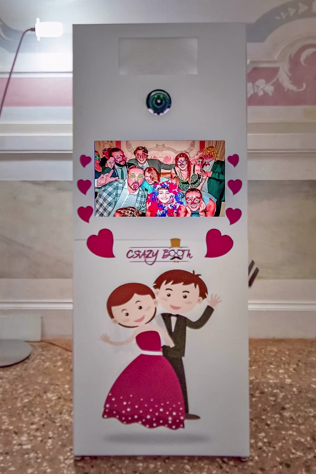La colonna del photobooth all’Hotel Monaco di Venezia, con le foto della serata sullo schermo