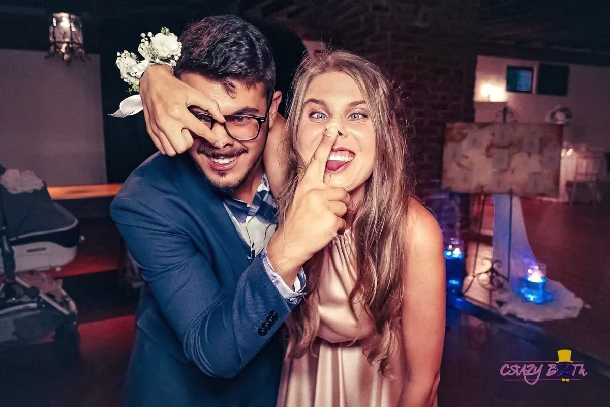 Invitati che posano con gli accessori davanti al photobooth — Cà della Nave, Venezia