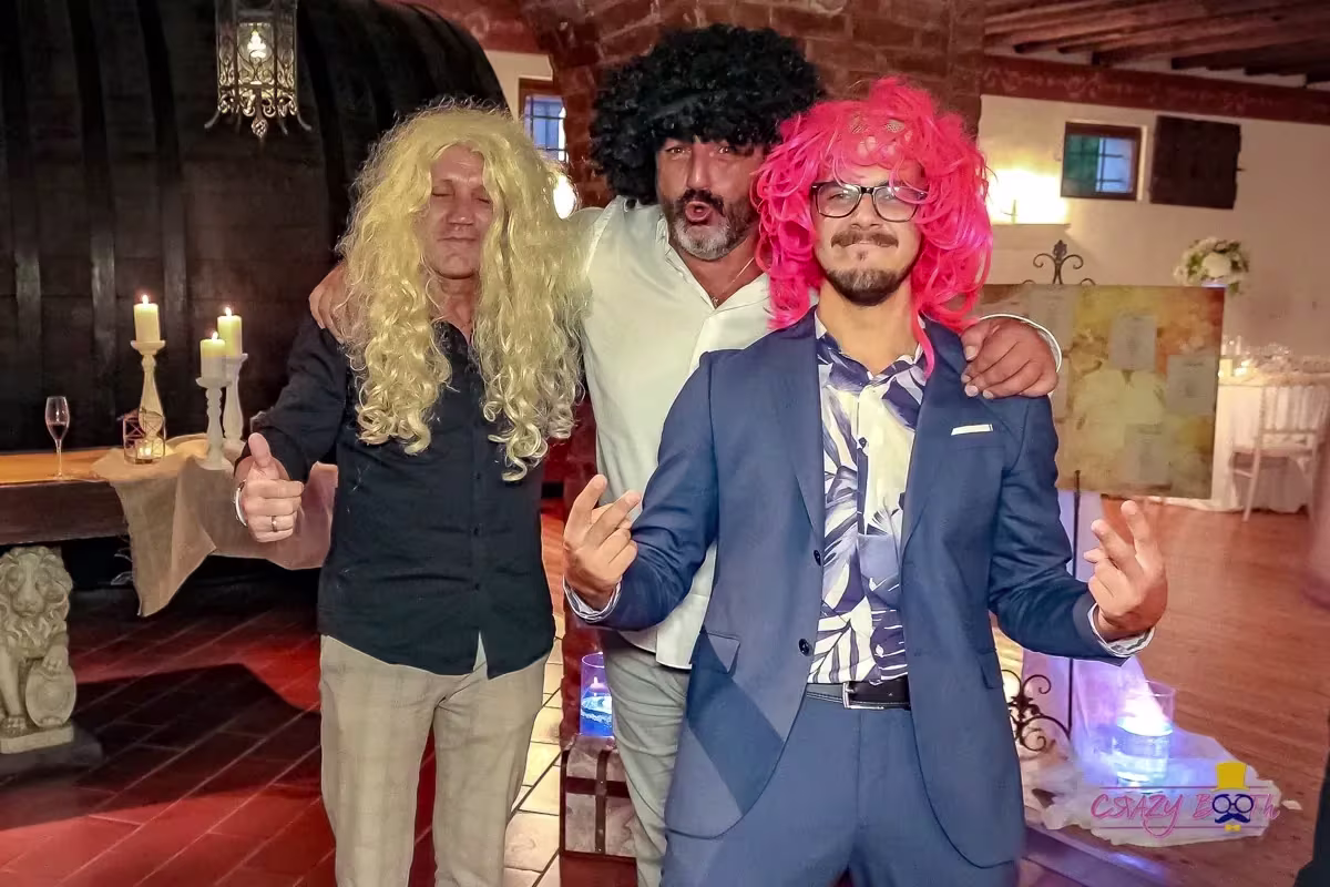 Invitati che posano con gli accessori davanti al photobooth — Cà della Nave, Venezia (2 di 5)