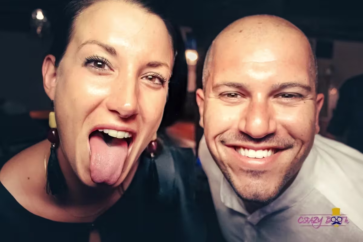 Invitati che posano con gli accessori davanti al photobooth — Cà della Nave, Venezia (3 di 5)
