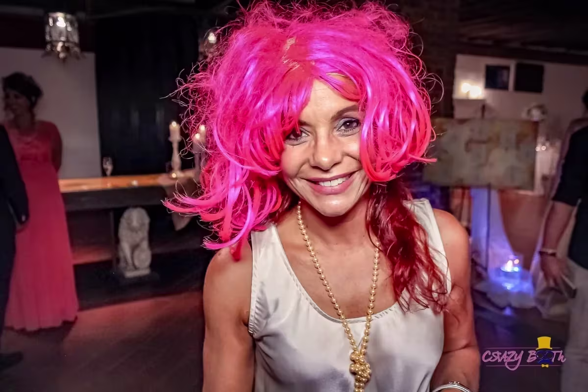 Invitati che posano con gli accessori davanti al photobooth — Cà della Nave, Venezia (4 di 5)