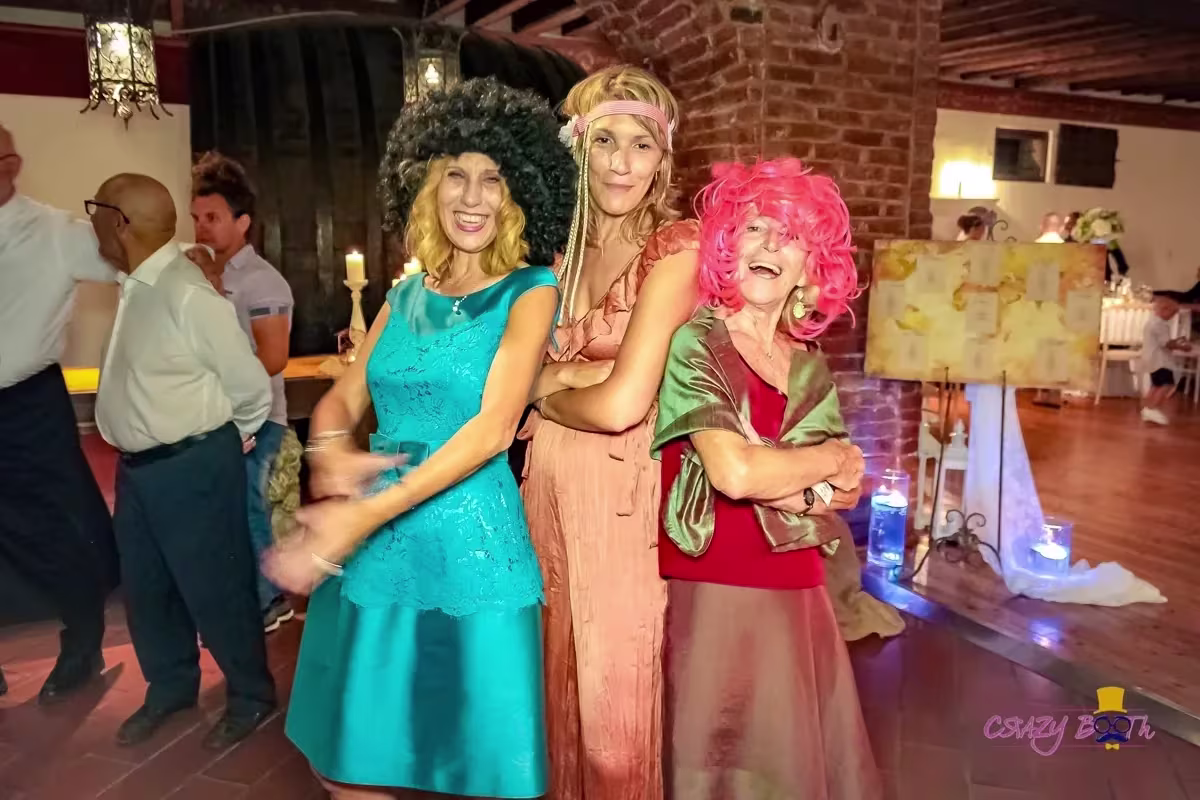 Invitati che posano con gli accessori davanti al photobooth — Cà della Nave, Venezia (5 di 5)