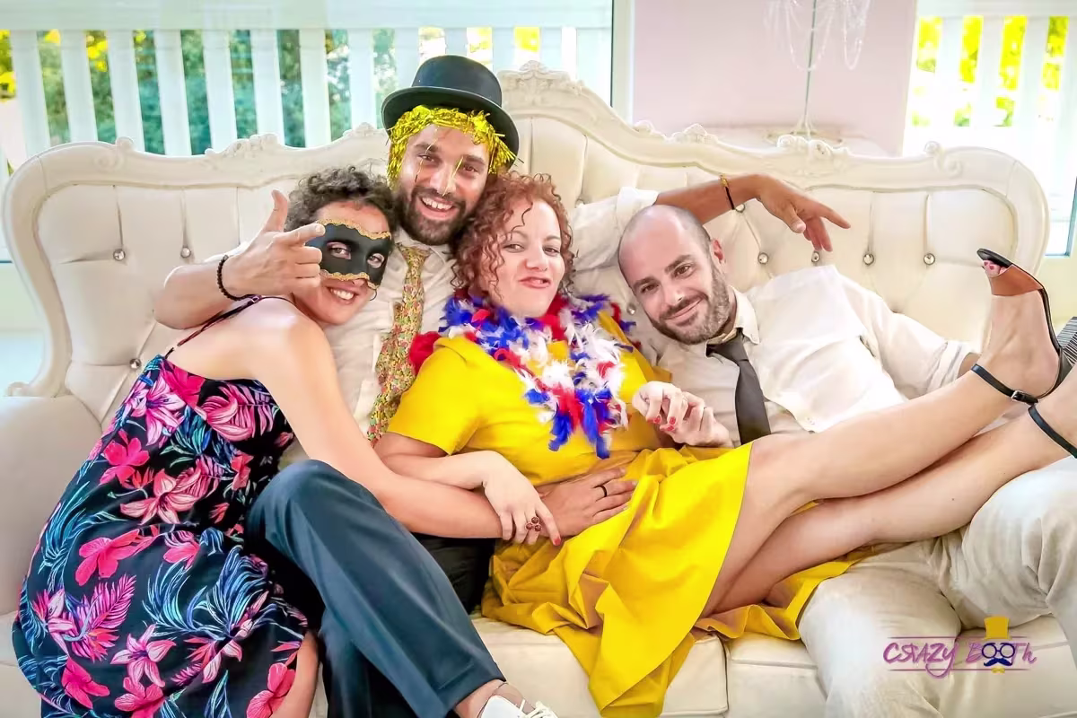 Invitati che posano con gli accessori davanti al photobooth — Villa O’Hara, Venezia (2 di 5)