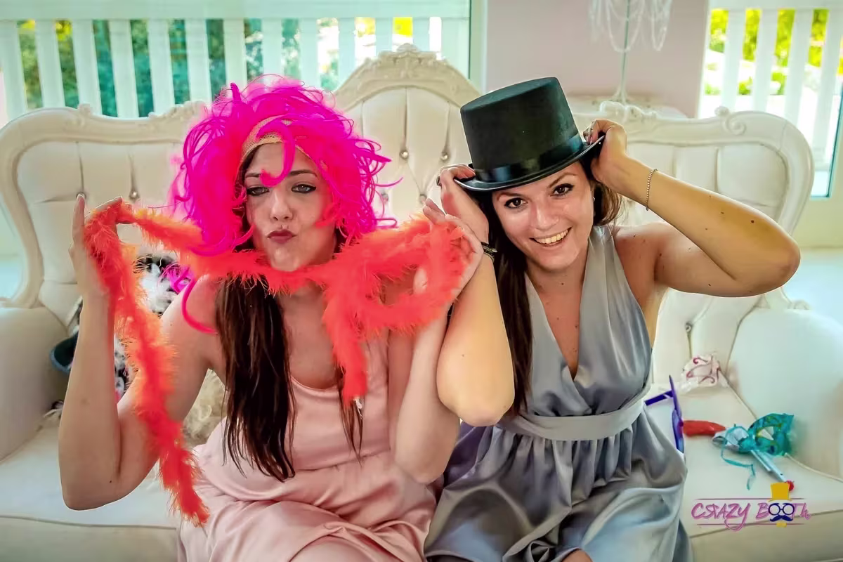 Invitati che posano con gli accessori davanti al photobooth — Villa O’Hara, Venezia (3 di 5)