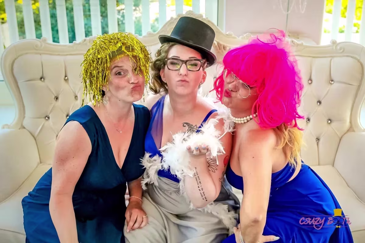 Invitati che posano con gli accessori davanti al photobooth — Villa O’Hara, Venezia (4 di 5)