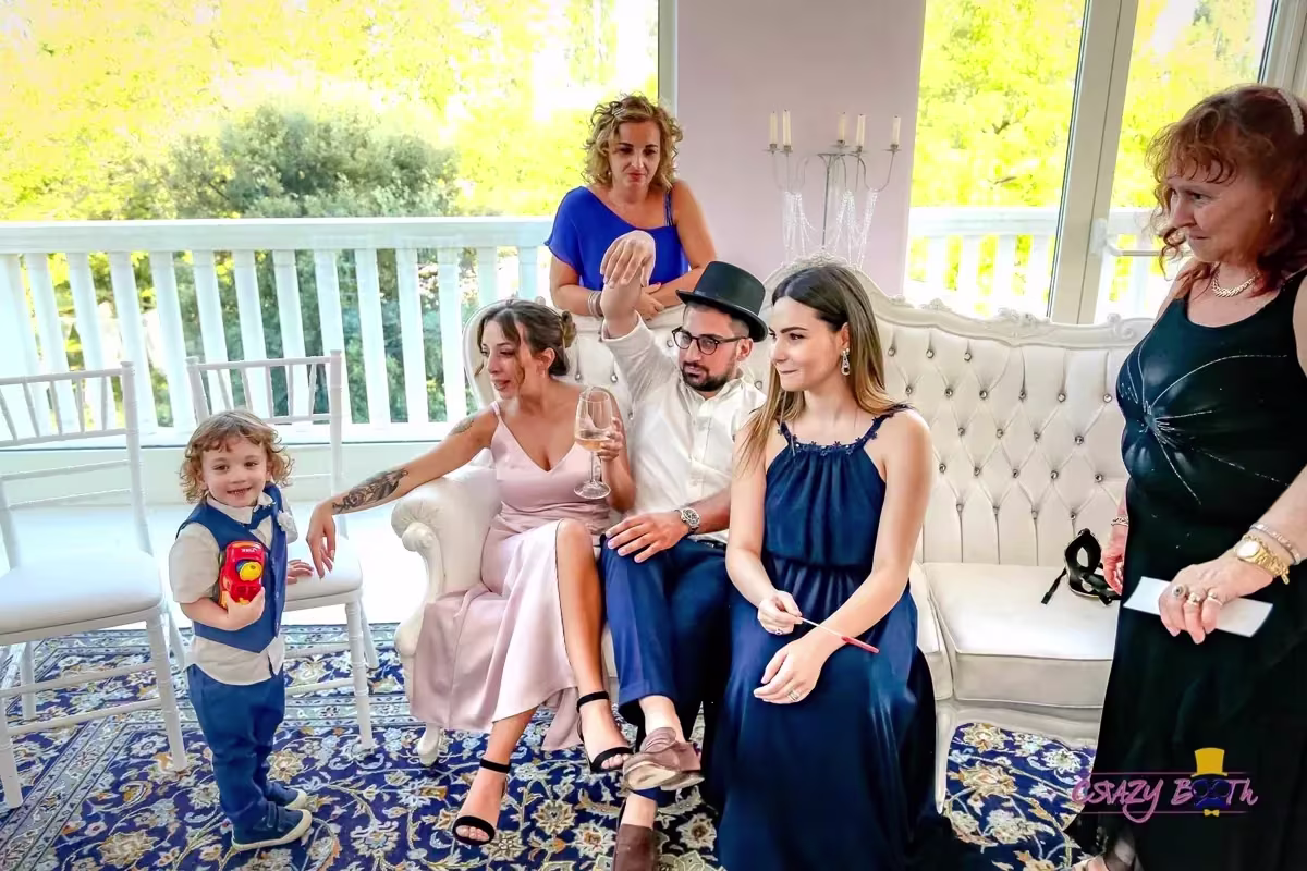Invitati che posano con gli accessori davanti al photobooth — Villa O’Hara, Venezia (5 di 5)