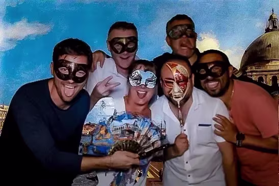 Invitati che posano con gli accessori davanti al photobooth — Atlas Copco — Hotel Monaco, Venezia