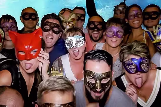 Colleghi con le maschere veneziane al photobooth di una serata aziendale all’Hotel Monaco di Venezia