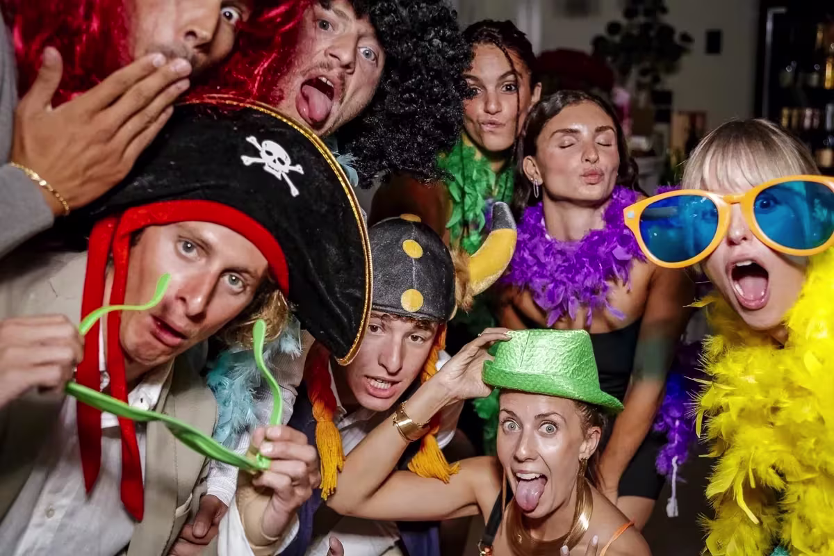 Invitati con cappello da pirata, occhiali giganti e boa di piume al photobooth del J44 di Jesolo