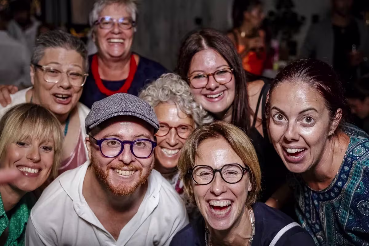 Invitati che posano con gli accessori davanti al photobooth — J44 Lifestyle Hotel, Jesolo (3 di 5)