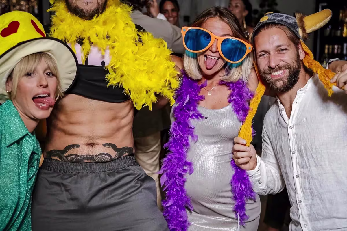 Invitati che posano con gli accessori davanti al photobooth — J44 Lifestyle Hotel, Jesolo (4 di 5)