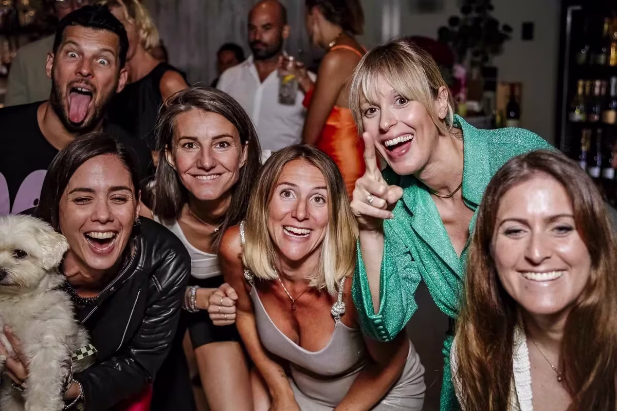 Invitati che posano con gli accessori davanti al photobooth — J44 Lifestyle Hotel, Jesolo (5 di 5)