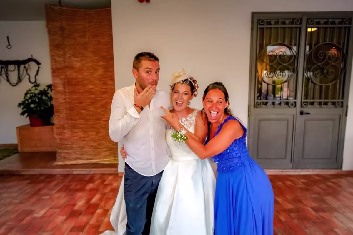 Invitati che posano con gli accessori davanti al photobooth — Villa Greggio, Padova