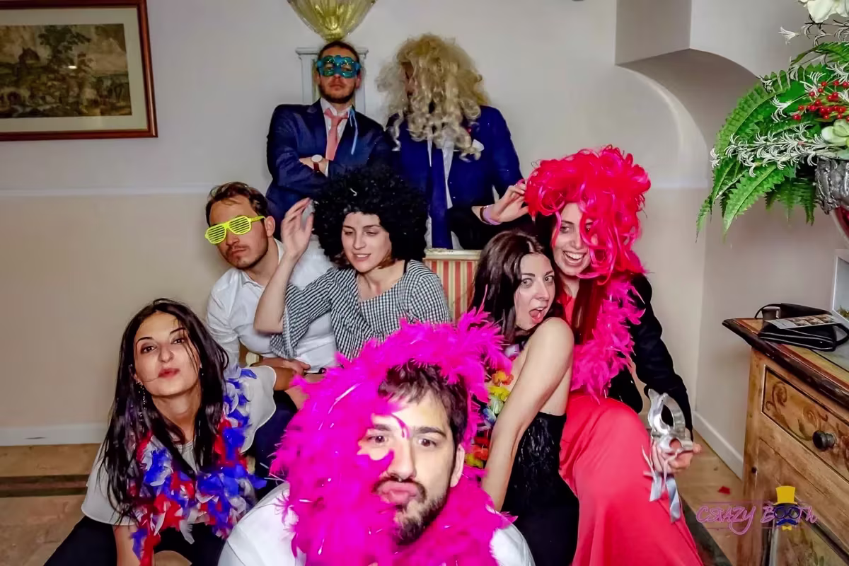 Invitati che posano con gli accessori davanti al photobooth — Villa Tevere, Padova
