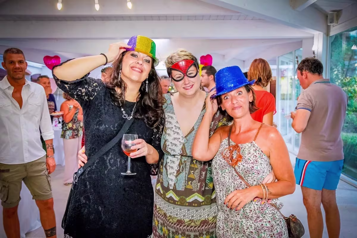 Invitati che posano con gli accessori davanti al photobooth — Festa di compleanno, Padova