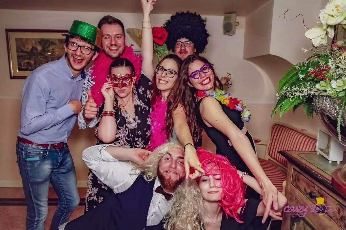 Un gruppo di invitati con parrucche e cappelli verdi a Villa Tevere, Padova