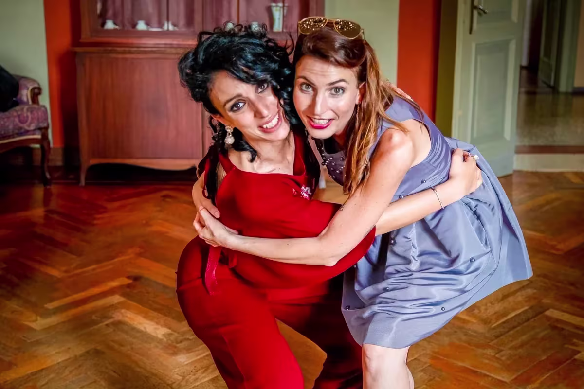 Invitati che posano con gli accessori davanti al photobooth — Castello Papadopoli Giol, Treviso