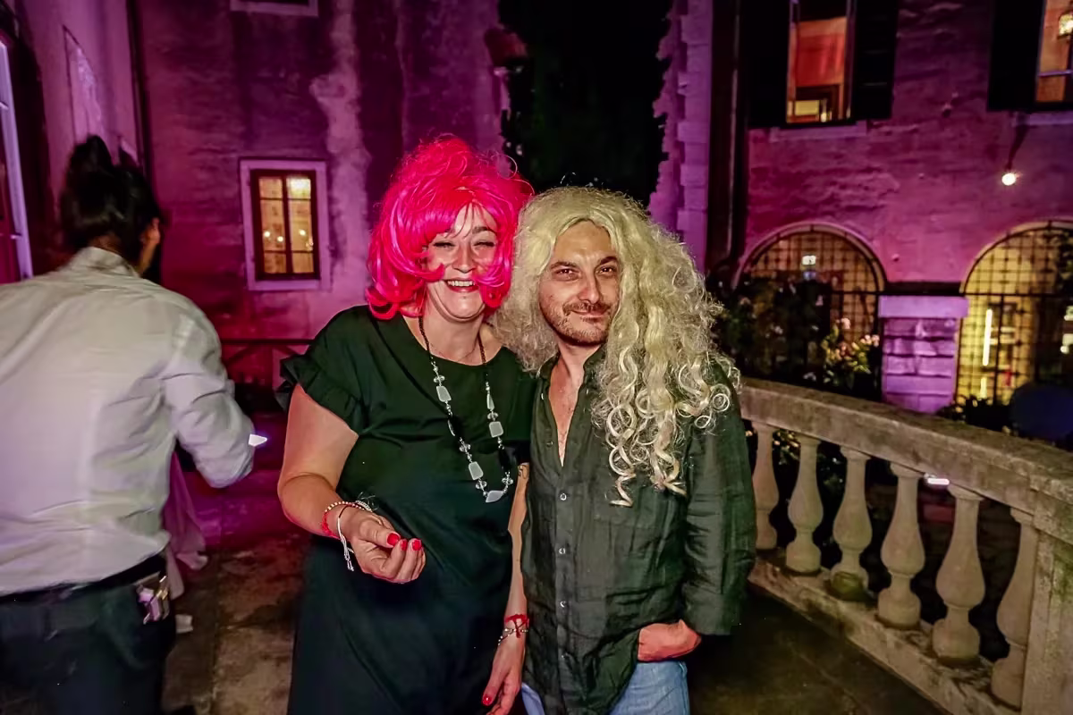 Invitati che posano con gli accessori davanti al photobooth — Castello di Duino, Trieste