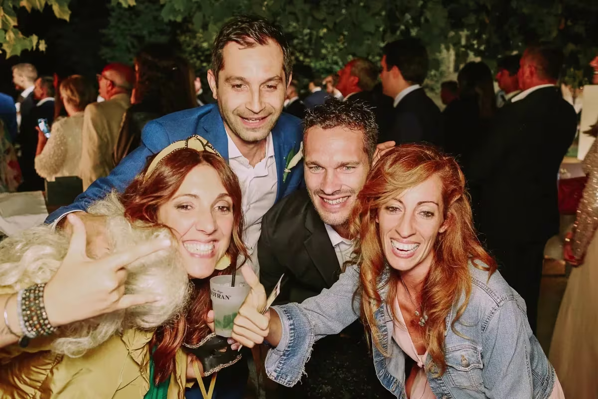 Invitati che posano con gli accessori davanti al photobooth — Fossa Mala, Pordenone