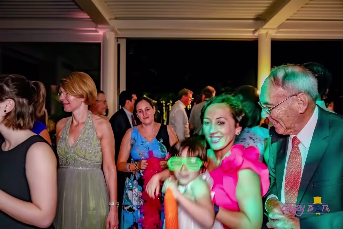 Invitati che posano con gli accessori davanti al photobooth — Villa Luppis, Pordenone