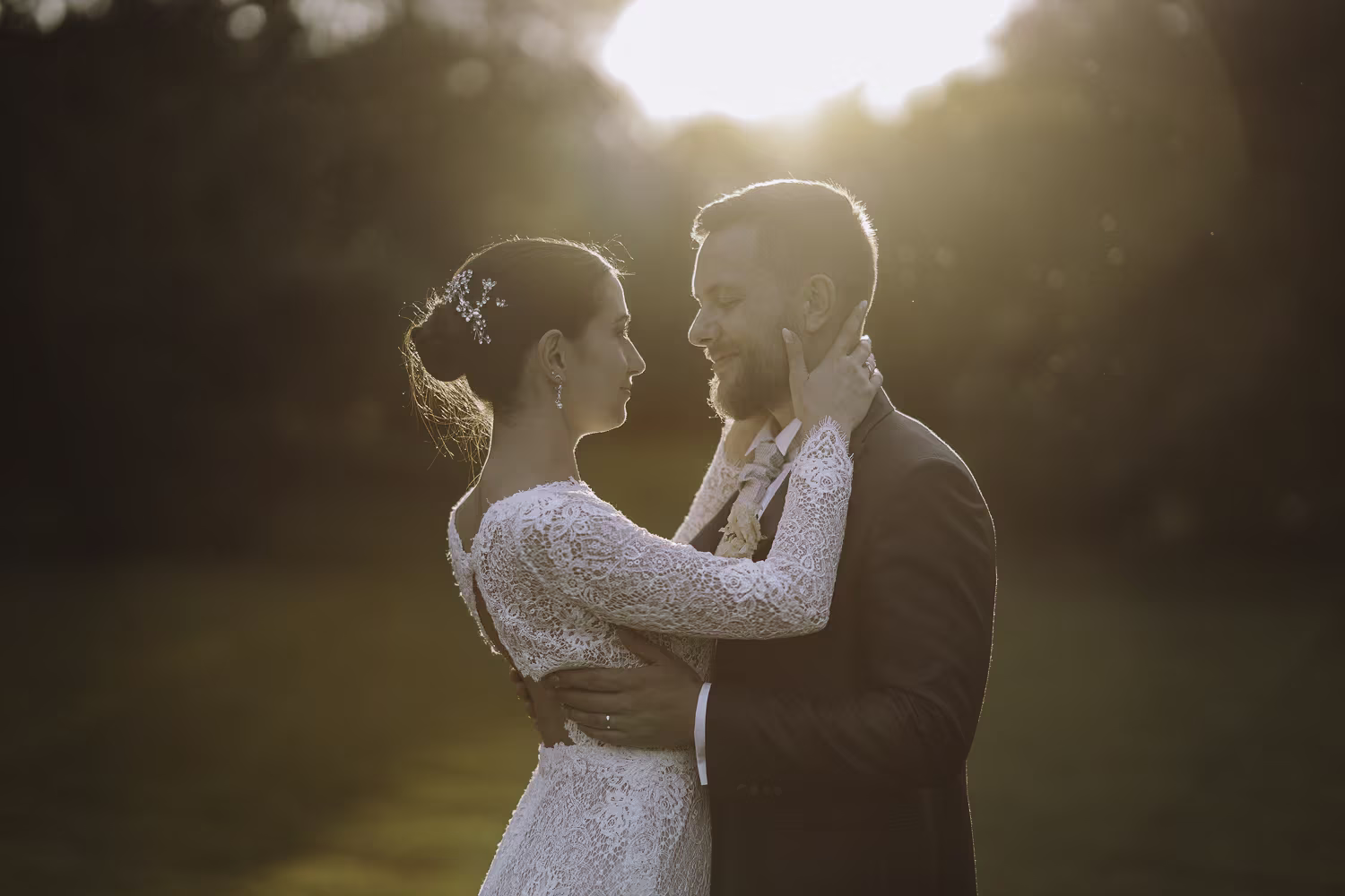 Ale e Lisa abbracciati nel parco di Villa Frattina, controluce al tramonto — fotografia di Nicola Da Lio