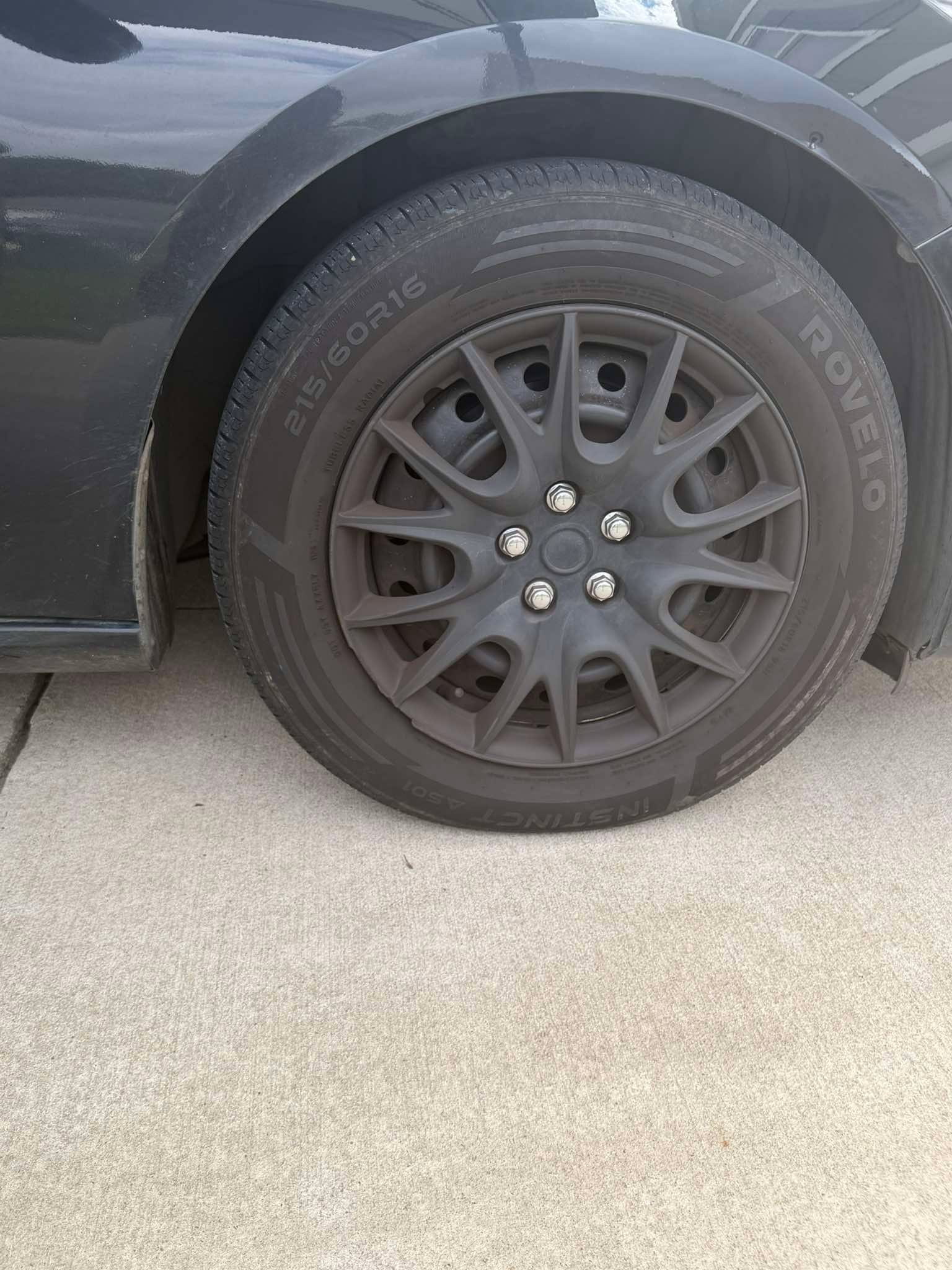 Clean Wheel Detail - Dark Sedan