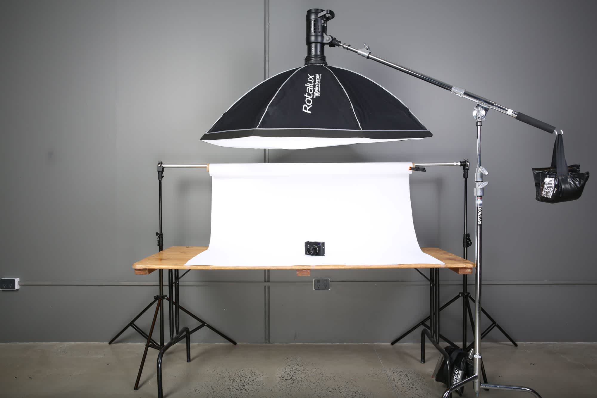 The setup with one overhead strobe. We are using the 135cm octa modifier here to wrap the product in light from above.