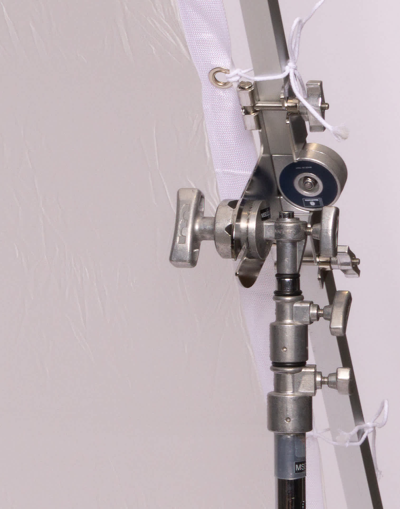 The H2006 frame attaches to grip heads via the included frame ears.
