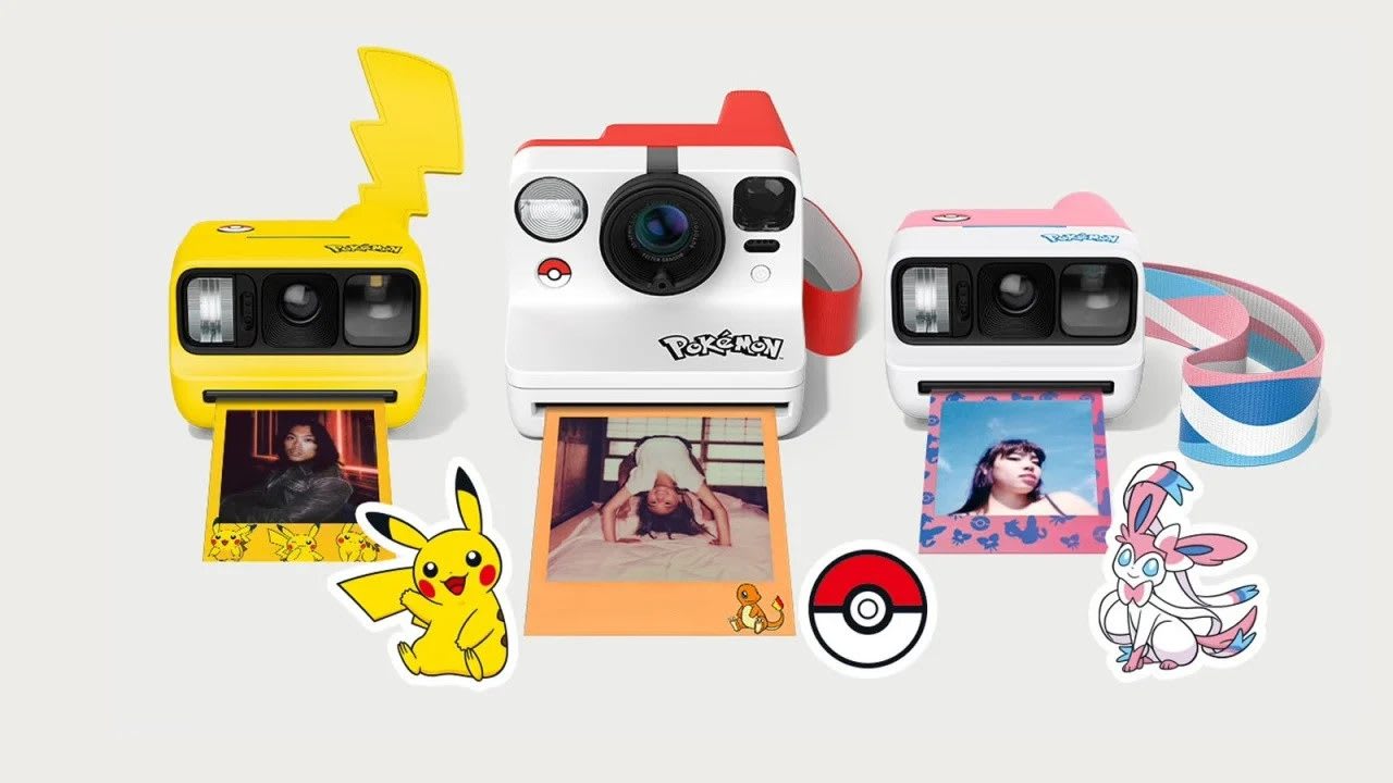 Cámara Polaroid con diseño de Poké Ball y accesorios Pokémon