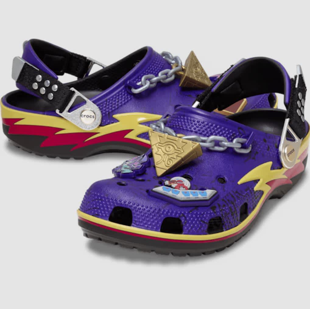 Crocs de Yu‑Gi‑Oh con diseños de personajes y monstruos