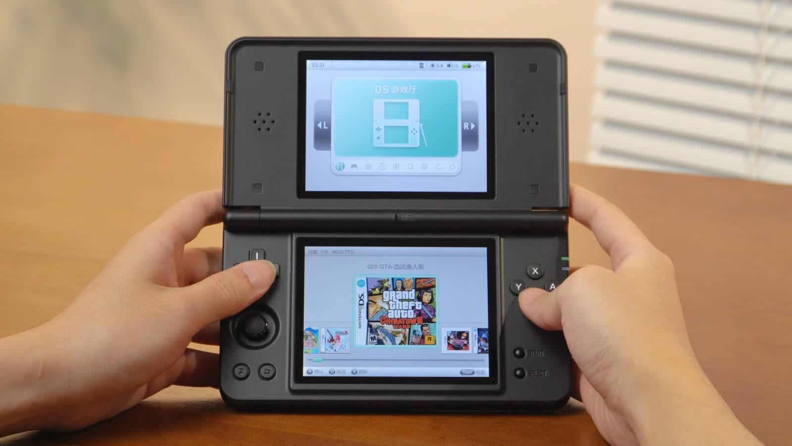 Consola portátil Anbernic RG DS Plus con doble pantalla y stylus
