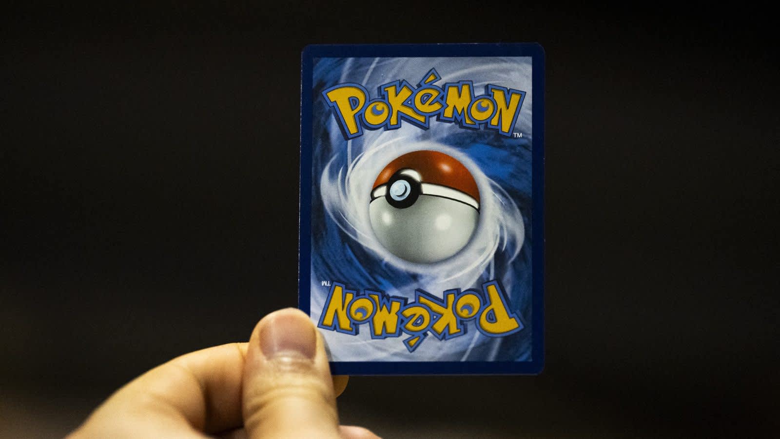 Colección de cartas Pokémon, referencia al posible uso como moneda tras un apocalipsis