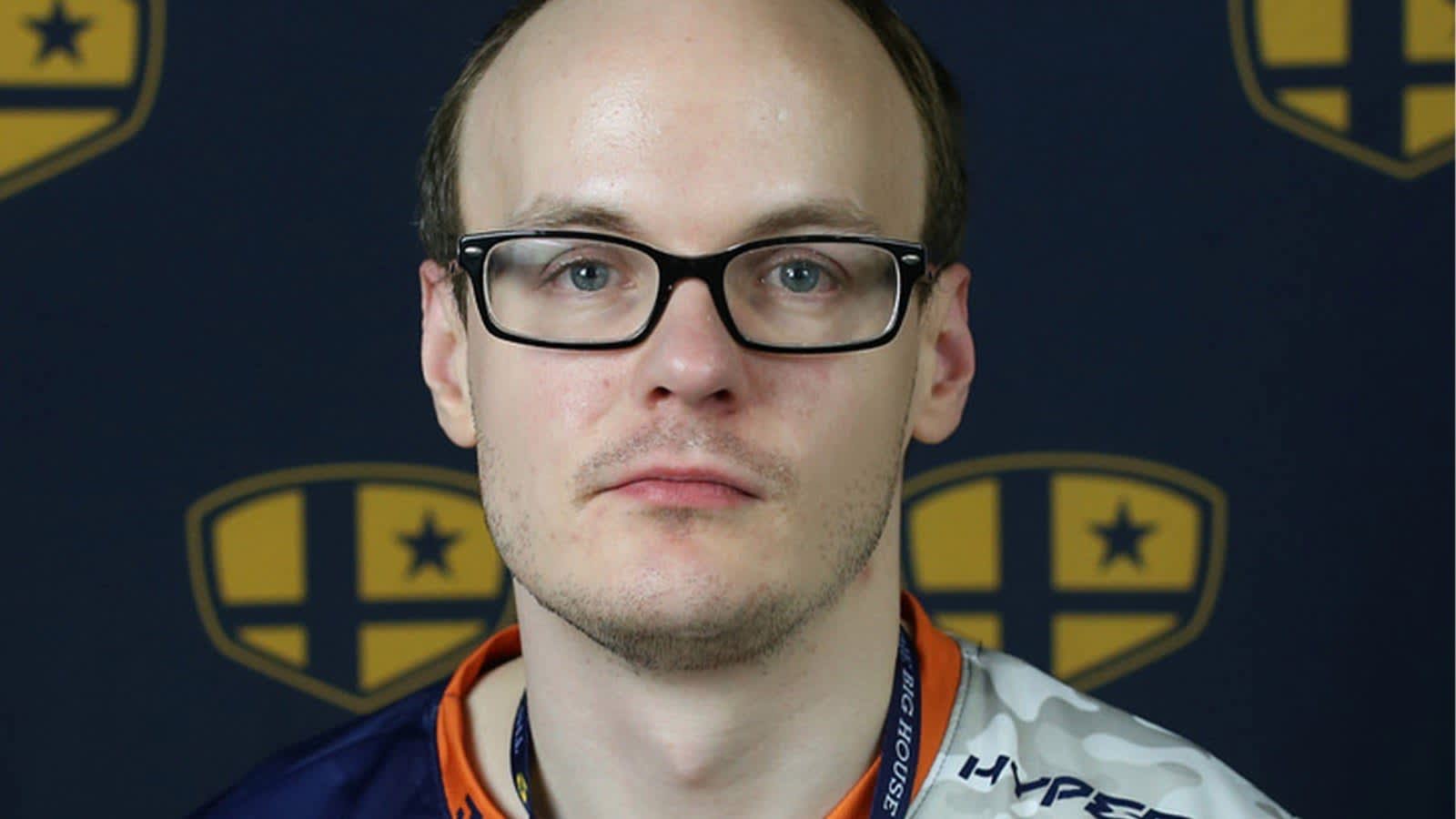 Mew2King con manos hinchadas y foto de picaduras de insectos, noticia de su exclusión del torneo XFS 2026