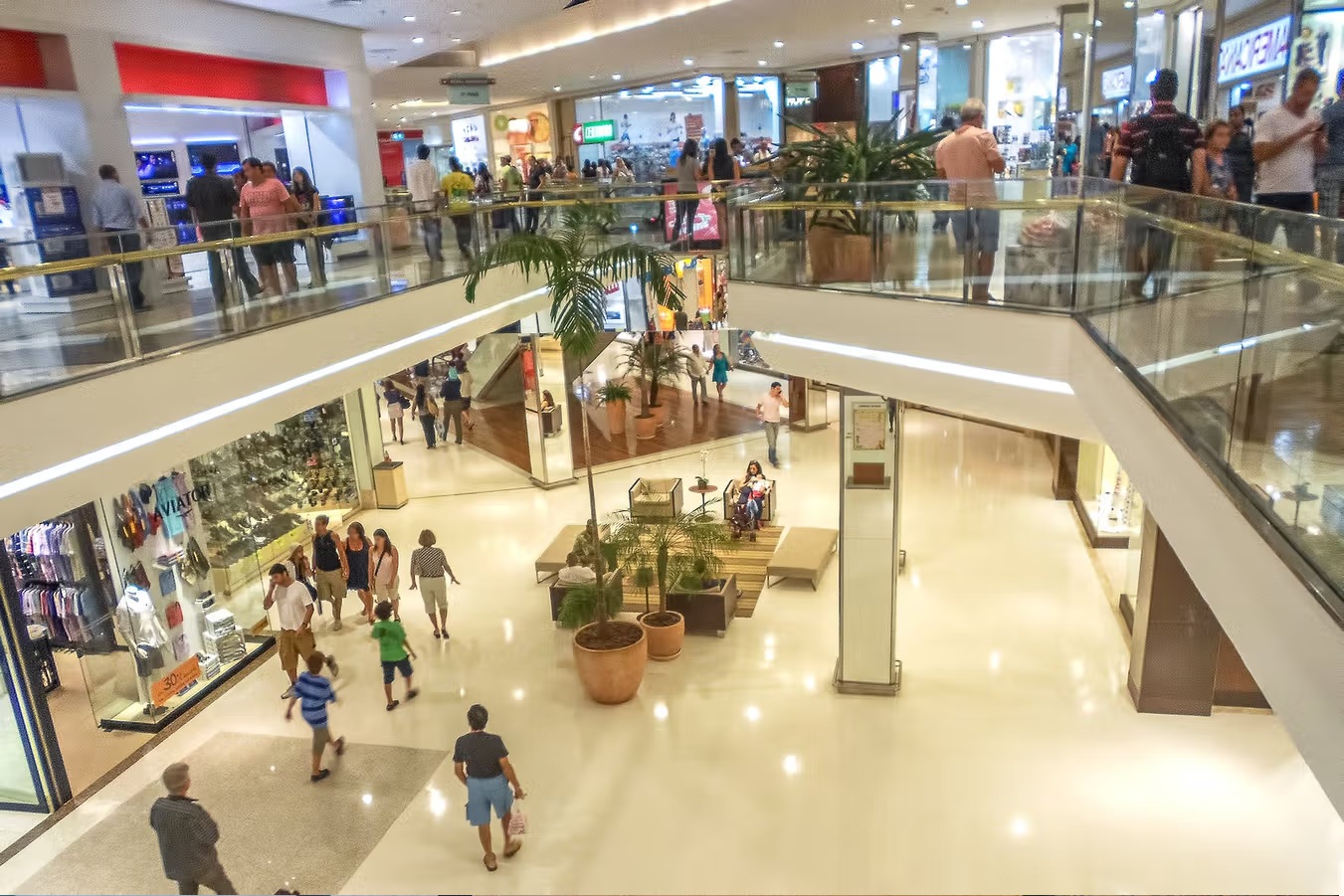 Corridors and shops at BarraShopping