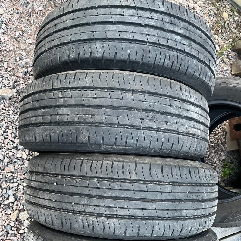 4st Nokian 215-70-15 8mm  2500:- 