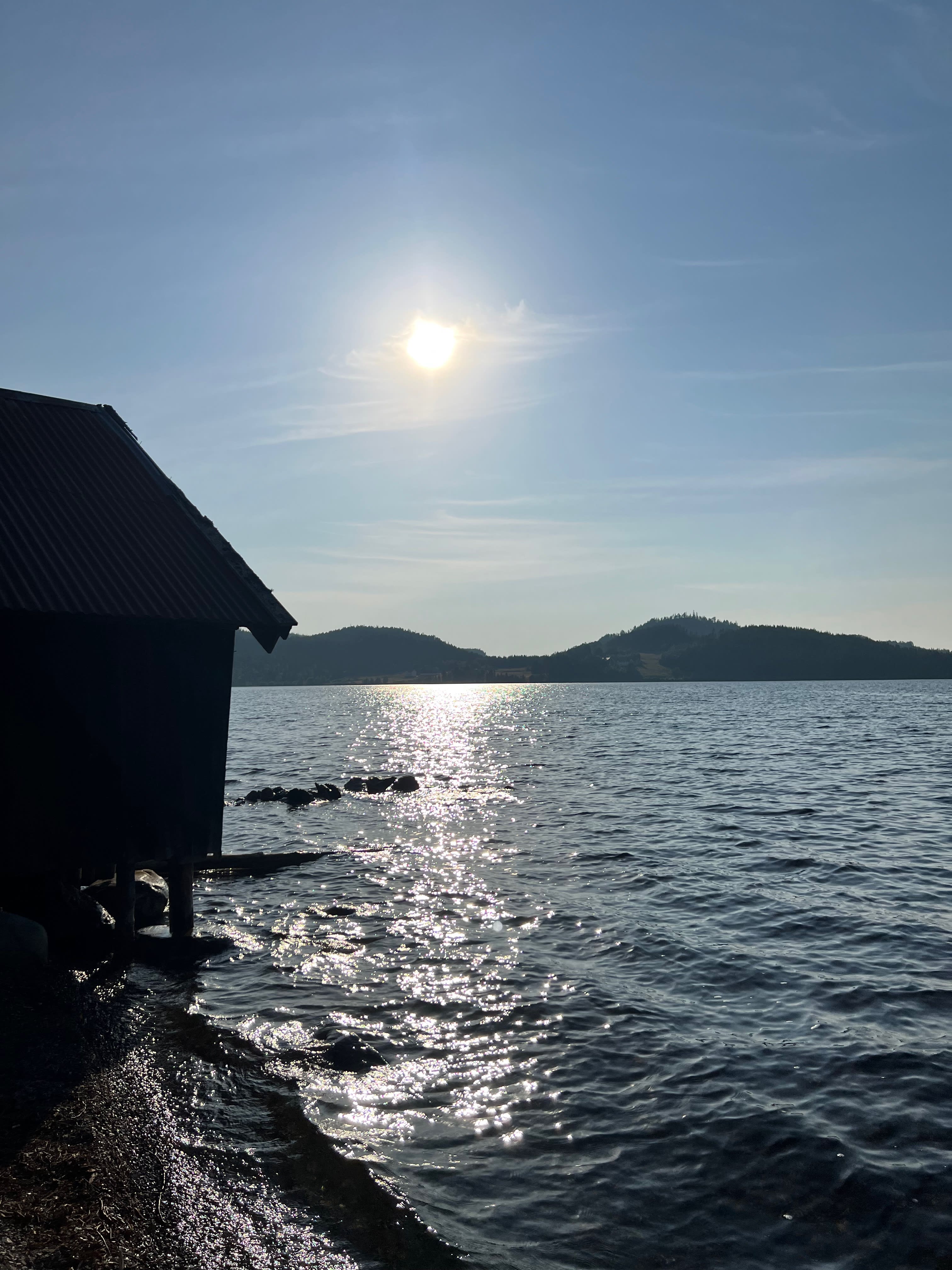 Liten sjö längs vägen