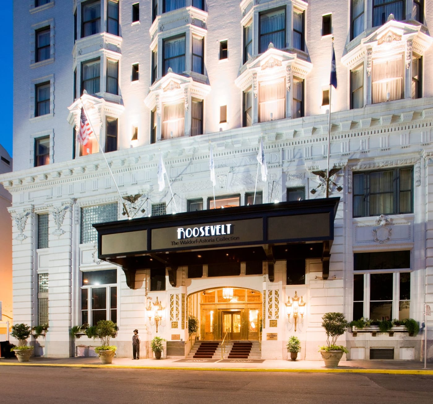 La façade illuminée et l'entrée de l'hôtel The Roosevelt New Orleans, a Waldorf Astoria Hotel