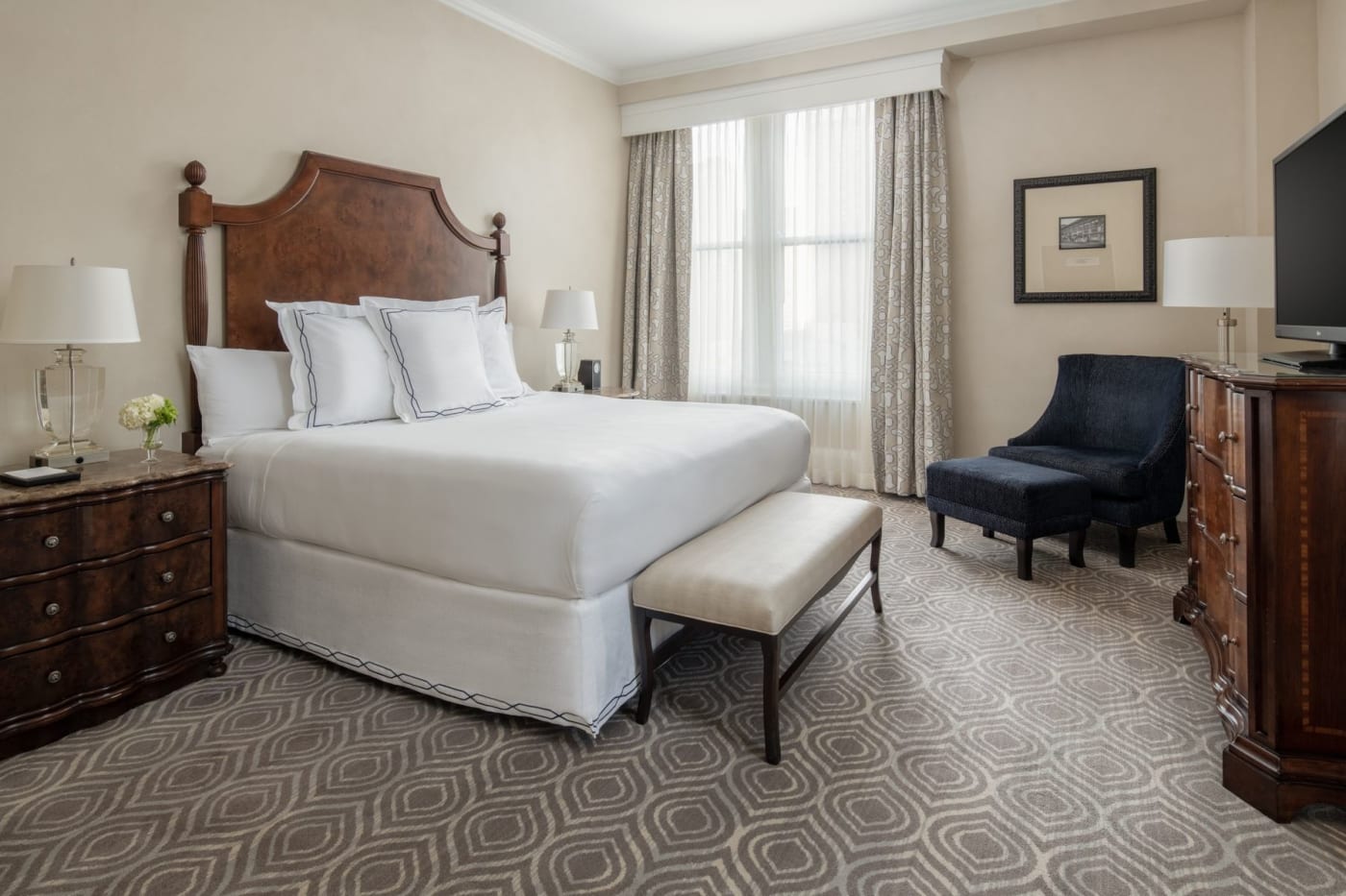 Une chambre avec lit king size à l'hôtel The Roosevelt New Orleans