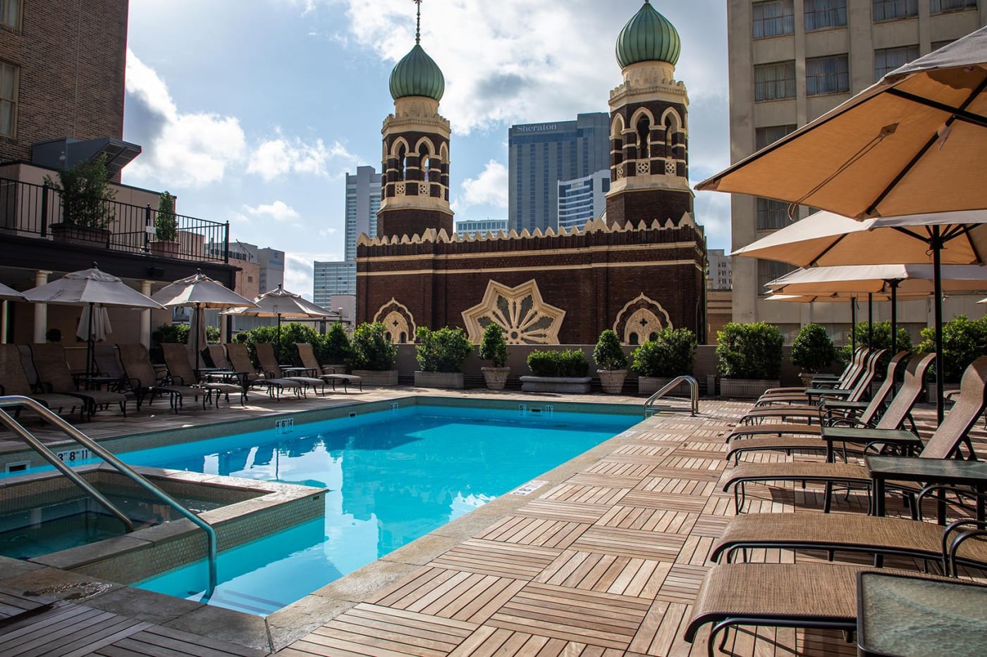 La piscine sur le toit de l'hôtel The Roosevelt New Orleans, face aux tours du Saenger Theatre