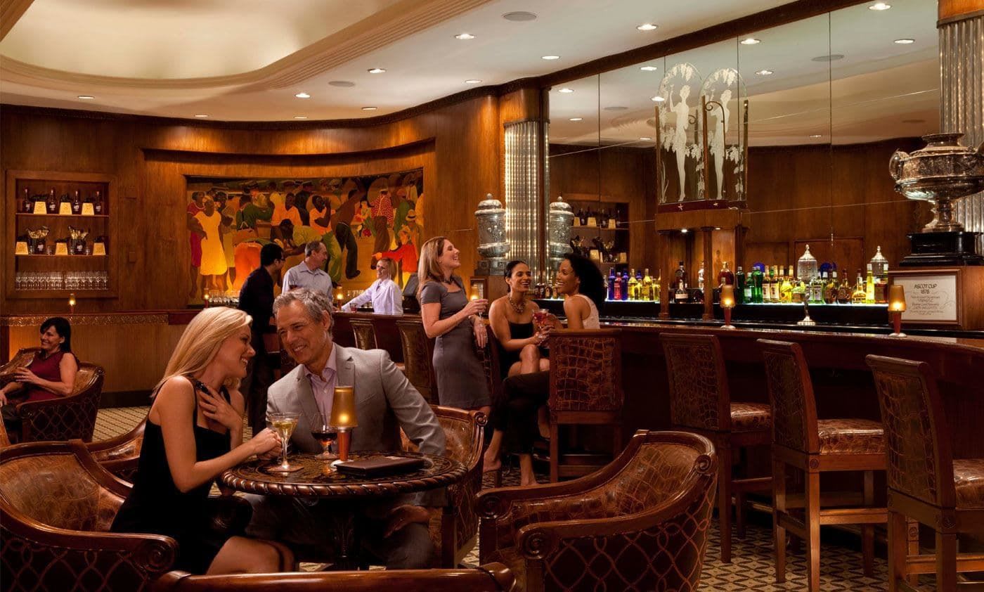 Le Sazerac Bar de l'hôtel The Roosevelt New Orleans, ses boiseries et sa fresque