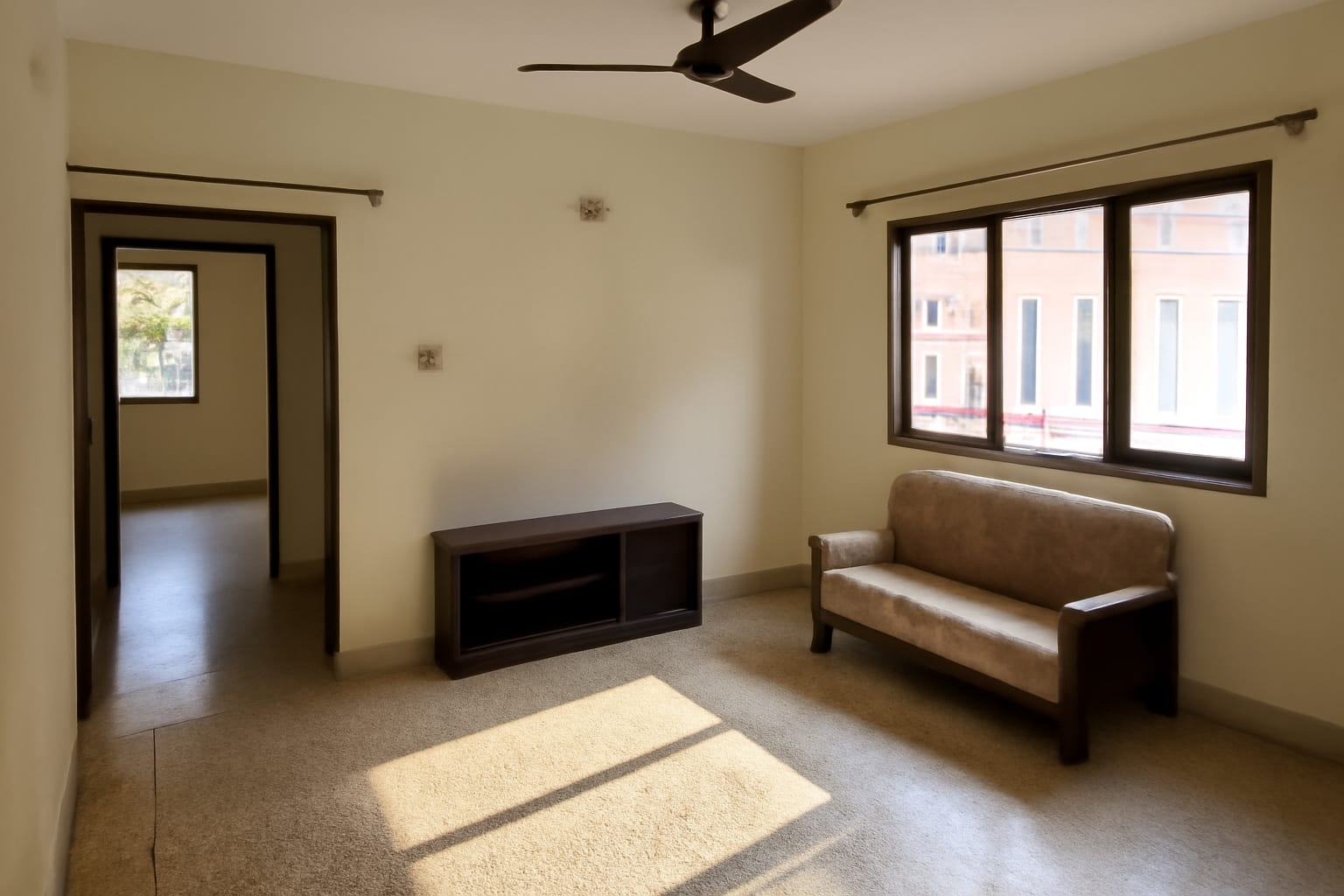 Janakpuri mein 3BHK rent ke liye khali hai, photo 1 of 3