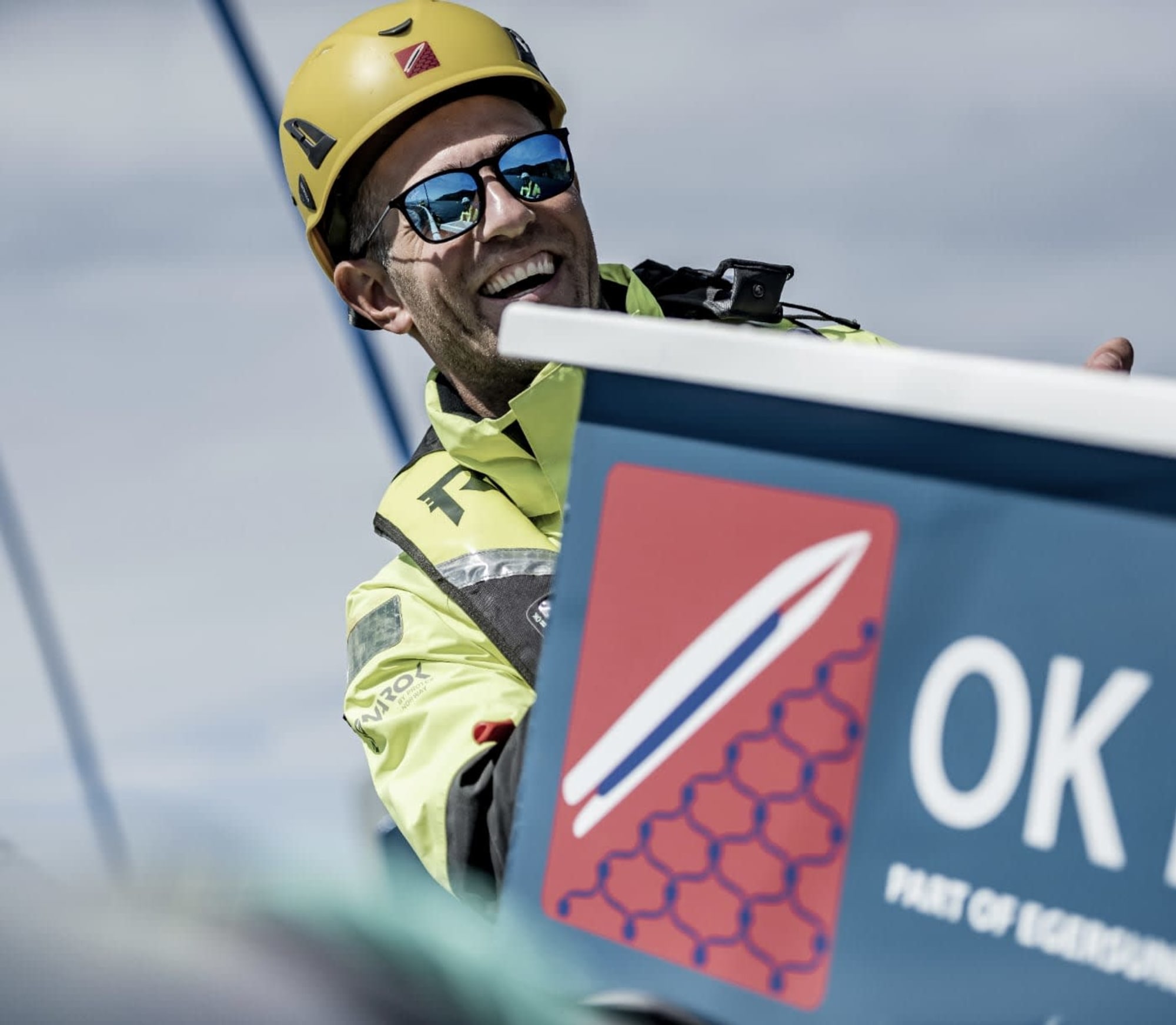 Ansatt fra OK Marine på merdkanten