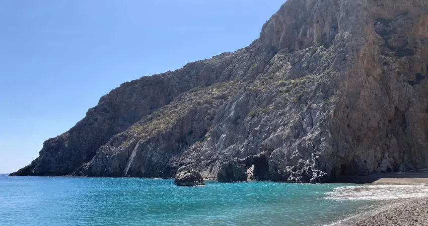 Wie komme ich nach Agiofaraggo ? Um zum Strand von Agiofaraggo zu gelangen, müssen Sie entweder die Schlucht mit einer leichten Wanderung von etwa 30 bis 50 Minuten überqueren oder ein Boot von Matala, Agia Galini oder Kali Limenes nehmen.