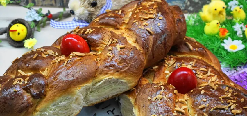 Am Donnerstagabend bereiten sich alle Griechen auf das Karwochenende vor. Jeder macht das köstliche süße Osterbrot namens Tsoureki (oder kauft es in der Bäckerei, weil es sehr schwierig ist).