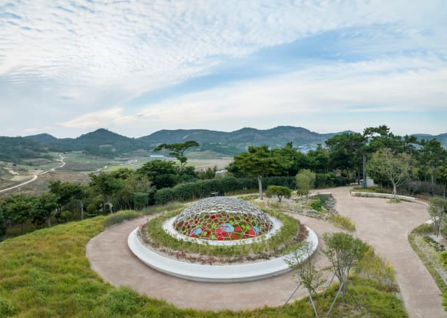 숨결의 지구 (Breathing earth sphere), 2024 - Docho Island, Shinan County, South Jeolla, South Korea – 2024 - Photo: Kyungsub Shin