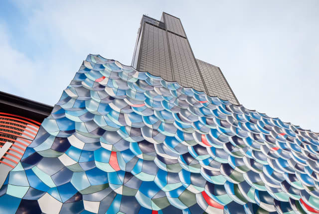 Atmospheric wave wall, 2020 - Willis Tower, Chicago – 2020 - Photo: Darris Lee Harris