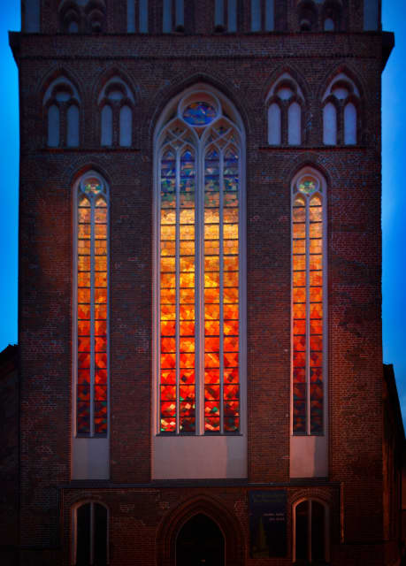 Fenster für bewegtes Licht (Window for moving light), 2024. East windows of St. Nicholas’s Cathedral - Greifswald, Germany – 2024 - Photo: Jens Ziehe