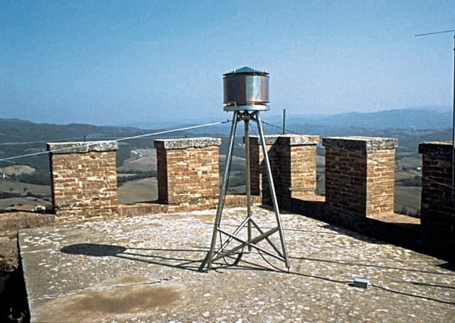 Five orientation lights, 1999 - Galleria Continua, San Gimignano, Italy, 1999 - Photo: Olafur Eliasson